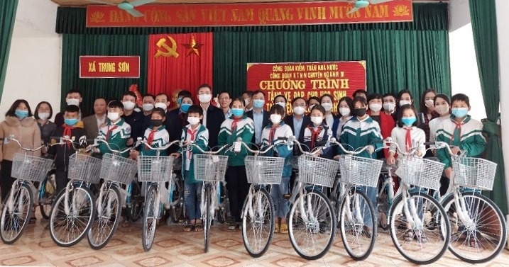 KTNN chuyên ngành III tặng  xe đạp cho học sinh nghèo tại Nghệ An
